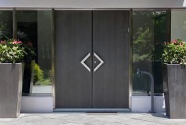 Usa: lemn sau metal? - CosmiBor Construct