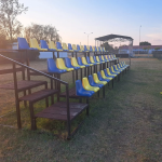 Tribună spectatori 60 locuri - Oferă suficient spațiu pentru 60 de spectatori. Este o soluție practică pentru organizarea de evenimente.