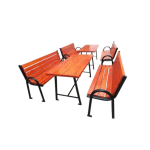 Set masă cu bănci pentru exterior Model 5, realizat din lemn de brad și structură metalică. Include masă și două bănci cu spătar pentru parcuri și grădini.