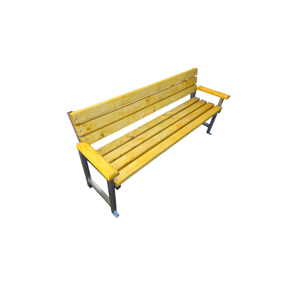 Bancă stradală cu spătar și cotiere Model 76, din lemn de brad, cu structură galvanizată 40×40×2 mm și sistem de fixare la sol.